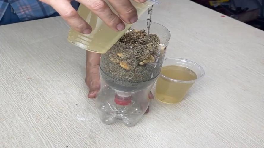 过滤后装瓶的澄清盆栽用草木灰水