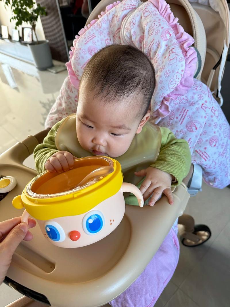 6个月宝宝坐儿童餐椅吃辅食场景图