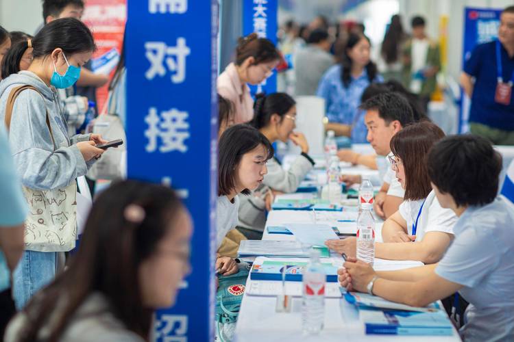 多元就业年轻人从事新兴职业场景