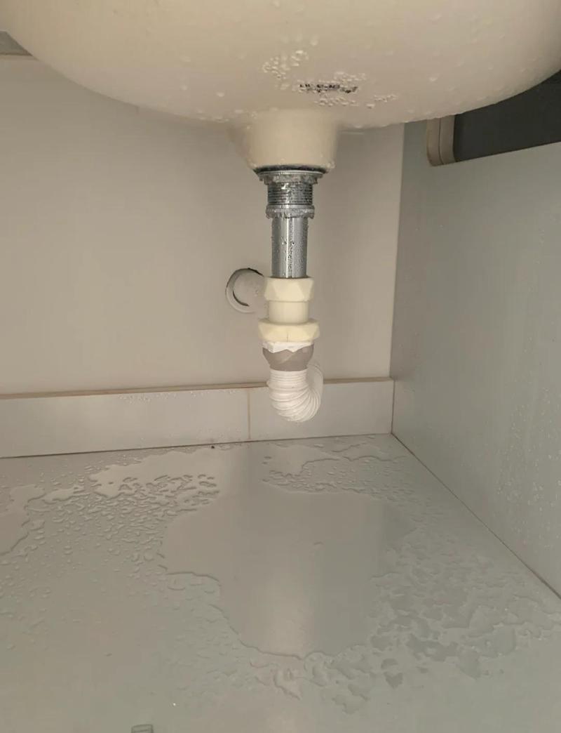 洗手台下水管与地漏接口缝隙返味实景图