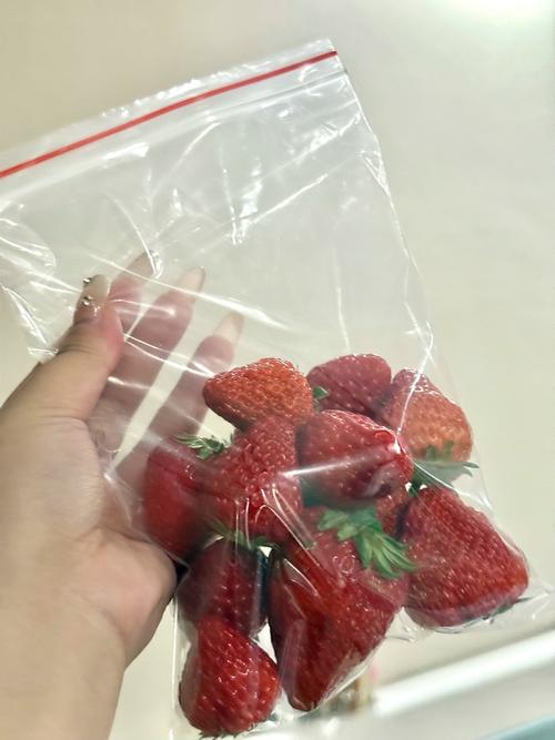 装了洗好的草莓和生排骨的食品级保鲜袋实拍