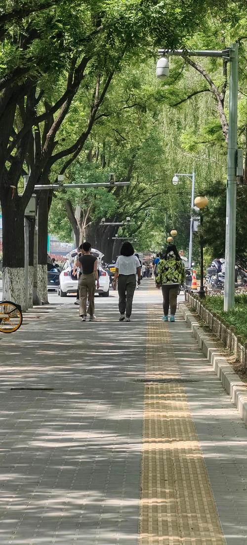 街头摄影师使用腰平取景方式抓拍路人