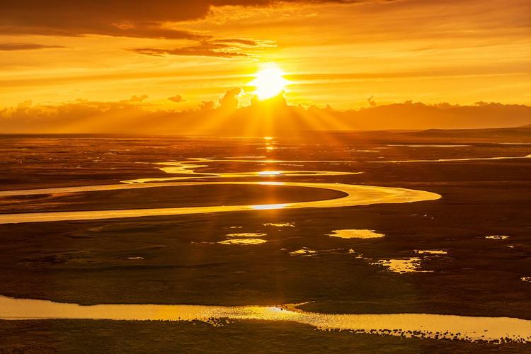 巴音布鲁克草原九曲十八弯日落景观