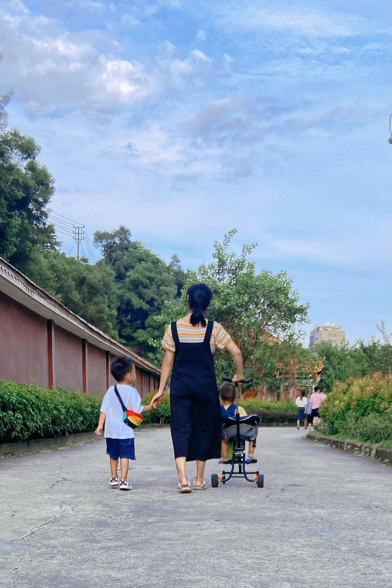 母亲在社交媒体分享孩子照片,背景显示家庭小区位置