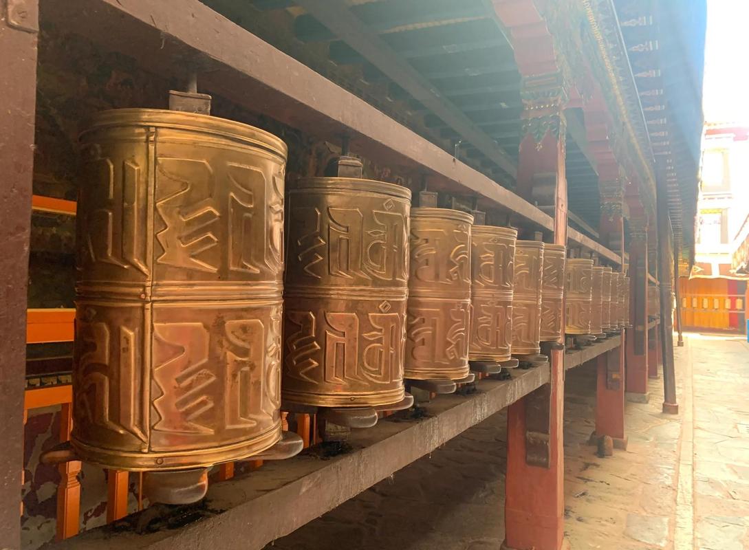 大昭寺门口桑烟缭绕的转经道实景