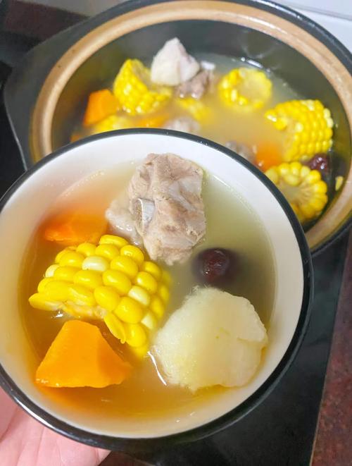 适合作为宵夜的蒸山药、煮玉米、温牛奶组合实拍图