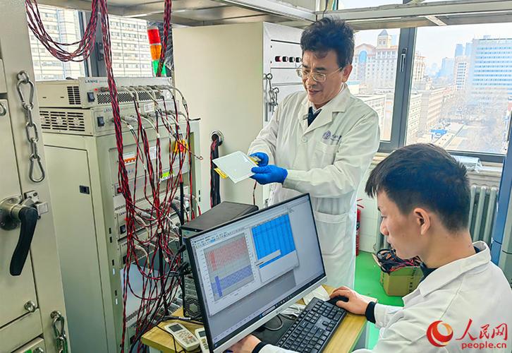 联合实验室研发团队测试动力电池样品实拍