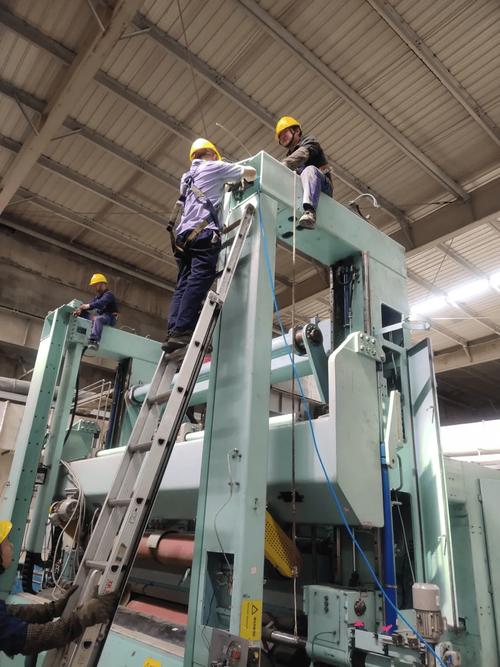 缠绕机厂家工程师现场安装调试