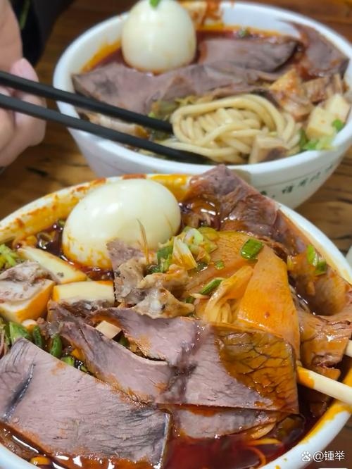 兰州清晨牛肉面馆后厨大骨汤锅冒白汽