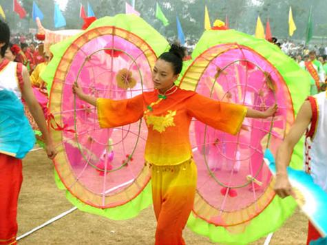 湖北南漳老艺人手工扎制舞旱船蚌壳道具