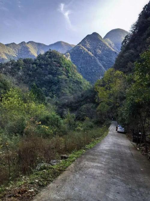 湖北南漳冯家湾村临河石板路