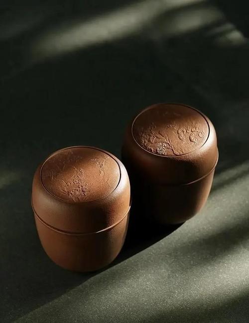 封闭茶柜内侧因潮湿长霉的紫砂茶器