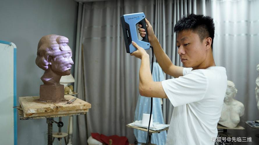 3D扫描工作室扫描户外公共雕塑操作场景