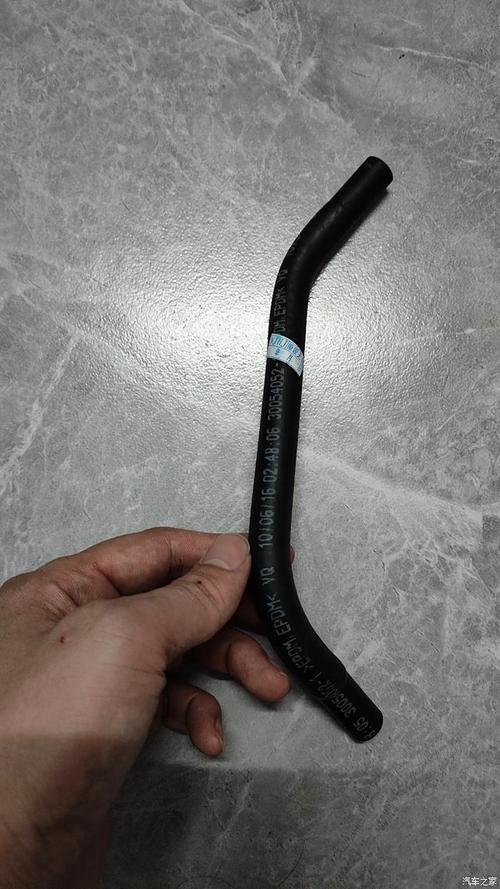 工业车间破损塑料软管滴漏液体