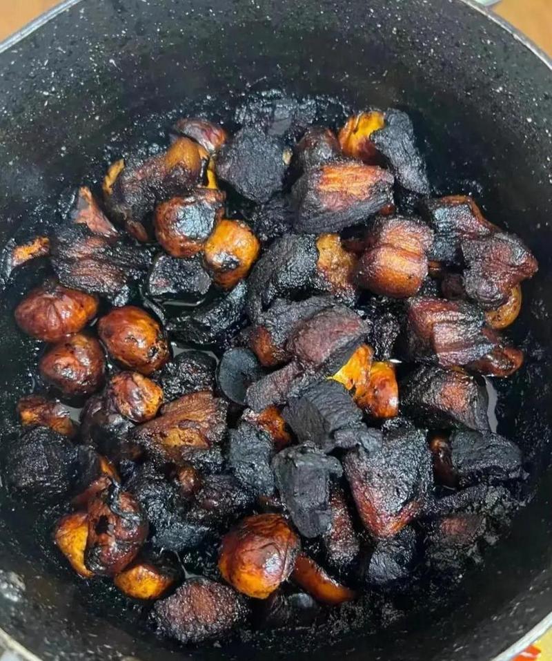 厨房里失败的红烧肉成品 黑糊焦碳