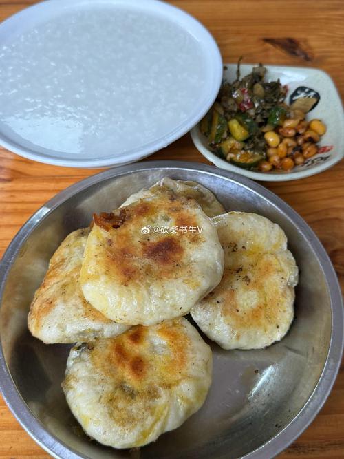 池州老巷早餐摊摆着的刚出锅贵池小粑配稀饭