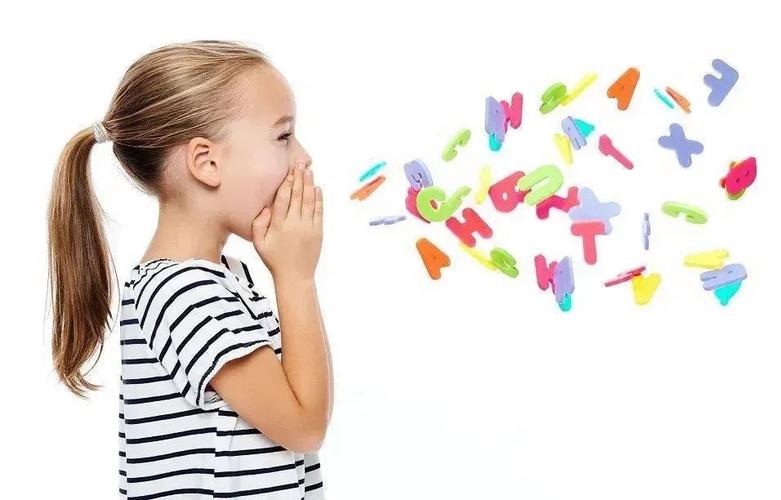 婴幼儿语言爆发期开心说话特写