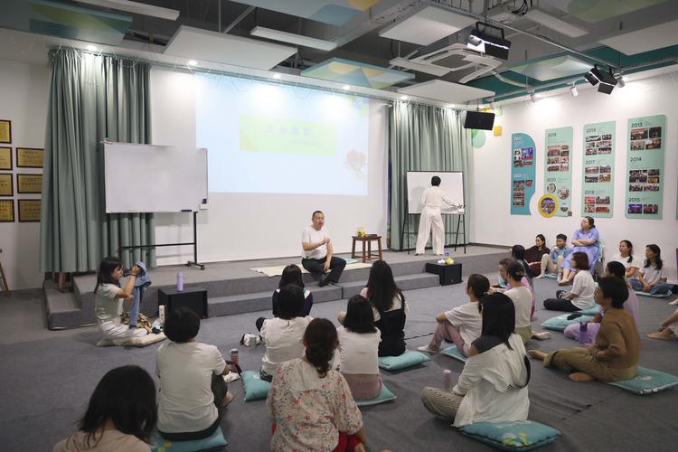 儿童正念冥想课堂，老师引导孩子闭眼感受呼吸