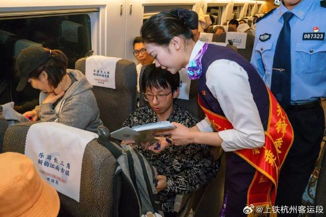 铁路乘警在高铁车厢调解纠纷实拍
