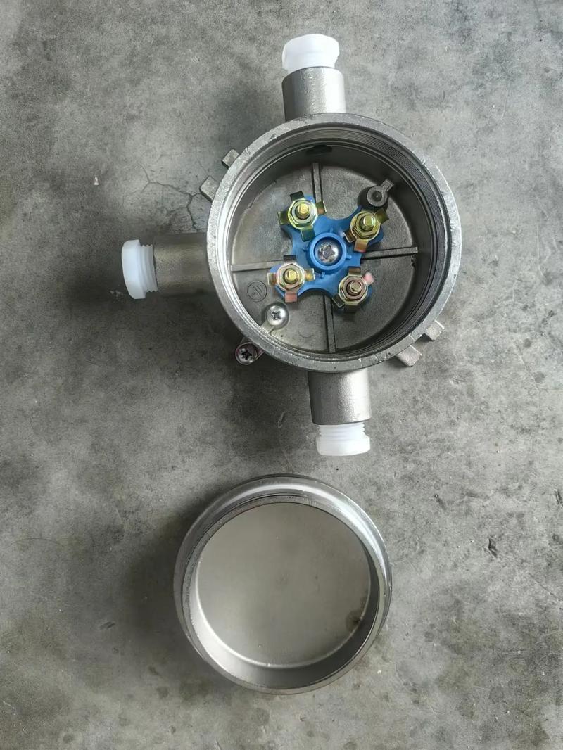 防爆接线盒内部隔爆面受损对照