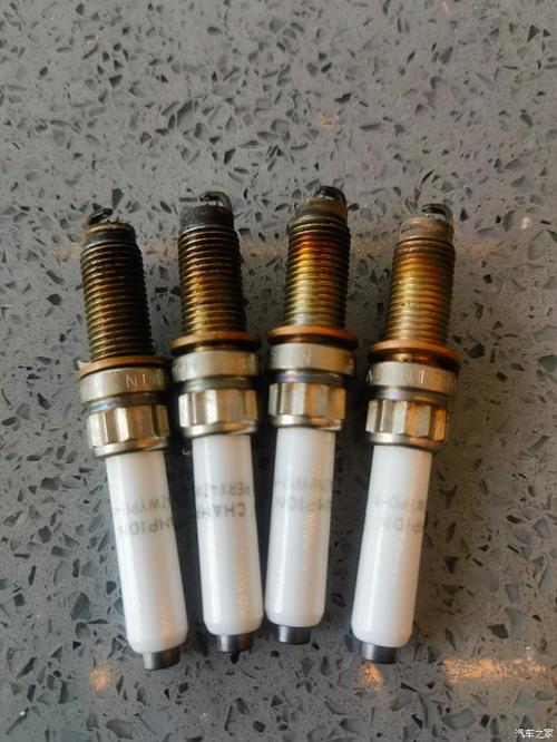 汽修工位三种材质火花塞摆放实拍