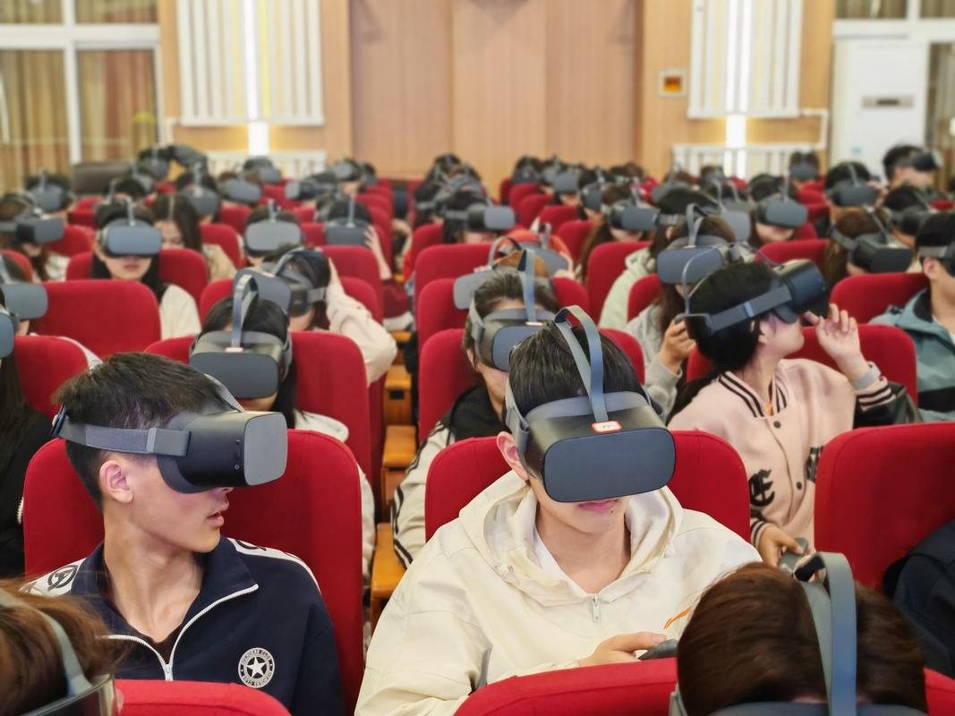 学生佩戴VR头显进行3D设计学习