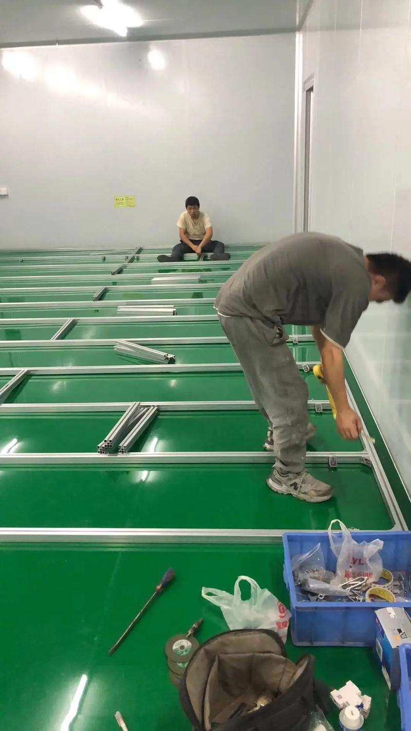 电子工厂百级洁净工作台安装现场图