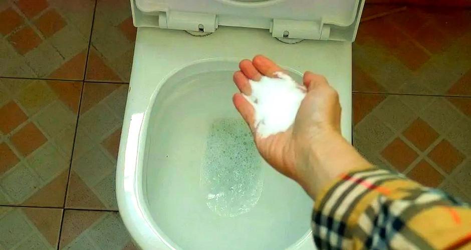 柠檬酸撒在马桶边缘黄渍上贴保鲜膜闷敷