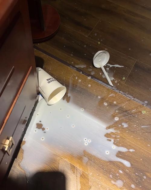 社区调解室桌面外卖奶茶漏液损坏物品物证
