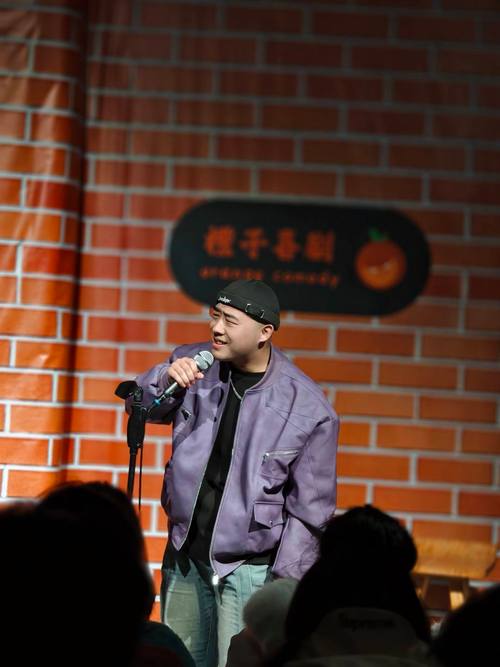 空旷的脱口秀开放麦现场一位紧张的新手