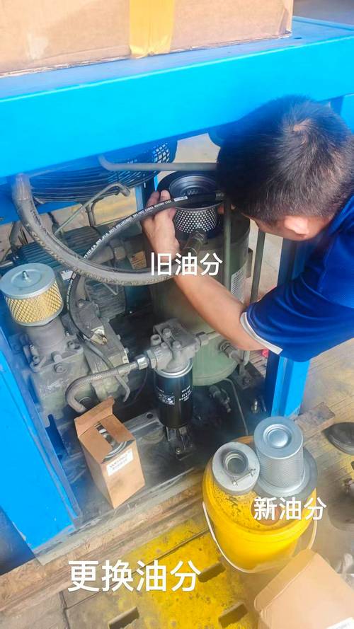 空压机维修师傅现场更换油分芯