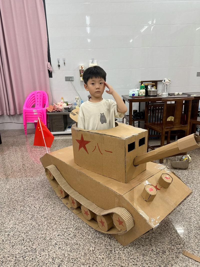 父亲和孩子用废纸箱做坦克手工，孩子专注规划内部空间