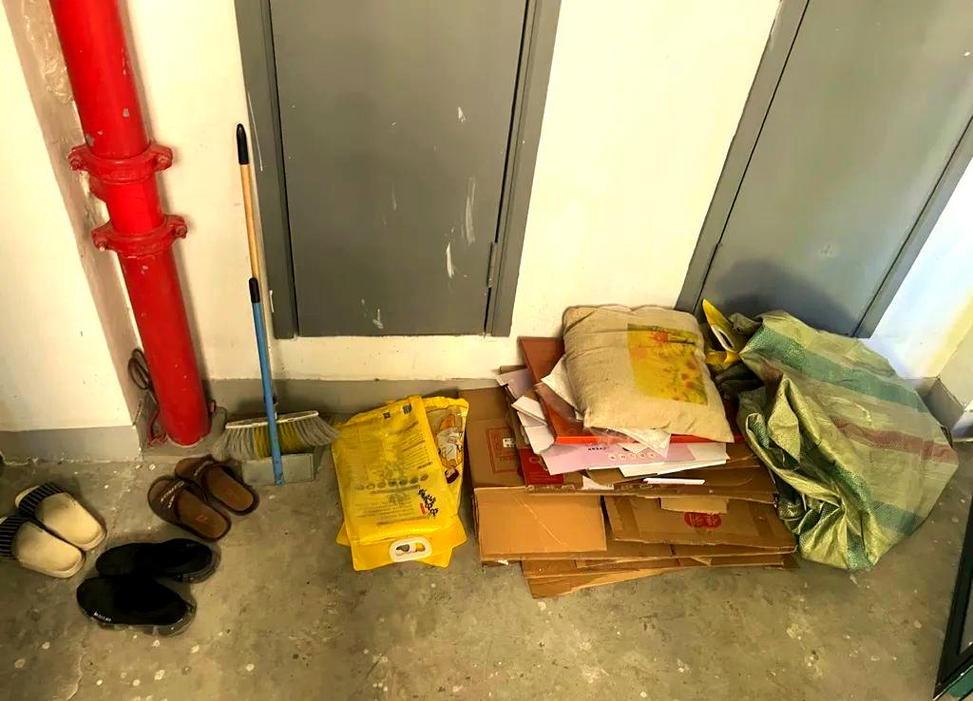小区楼道公共区域堆放杂物相邻纠纷场景