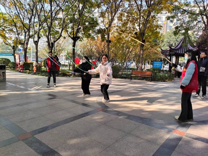 小区塑胶健身区休闲跳绳场景
