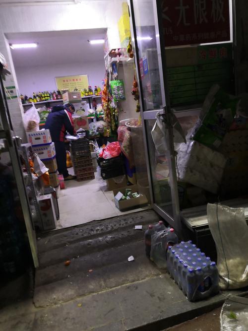 南京老小区门口夫妻便利店夜间值守场景