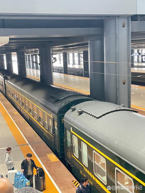 一、为什么情侣穷游就该死磕绿皮车?