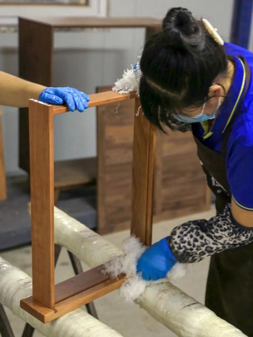 家装工人手工擦涂木蜡油施工现场图