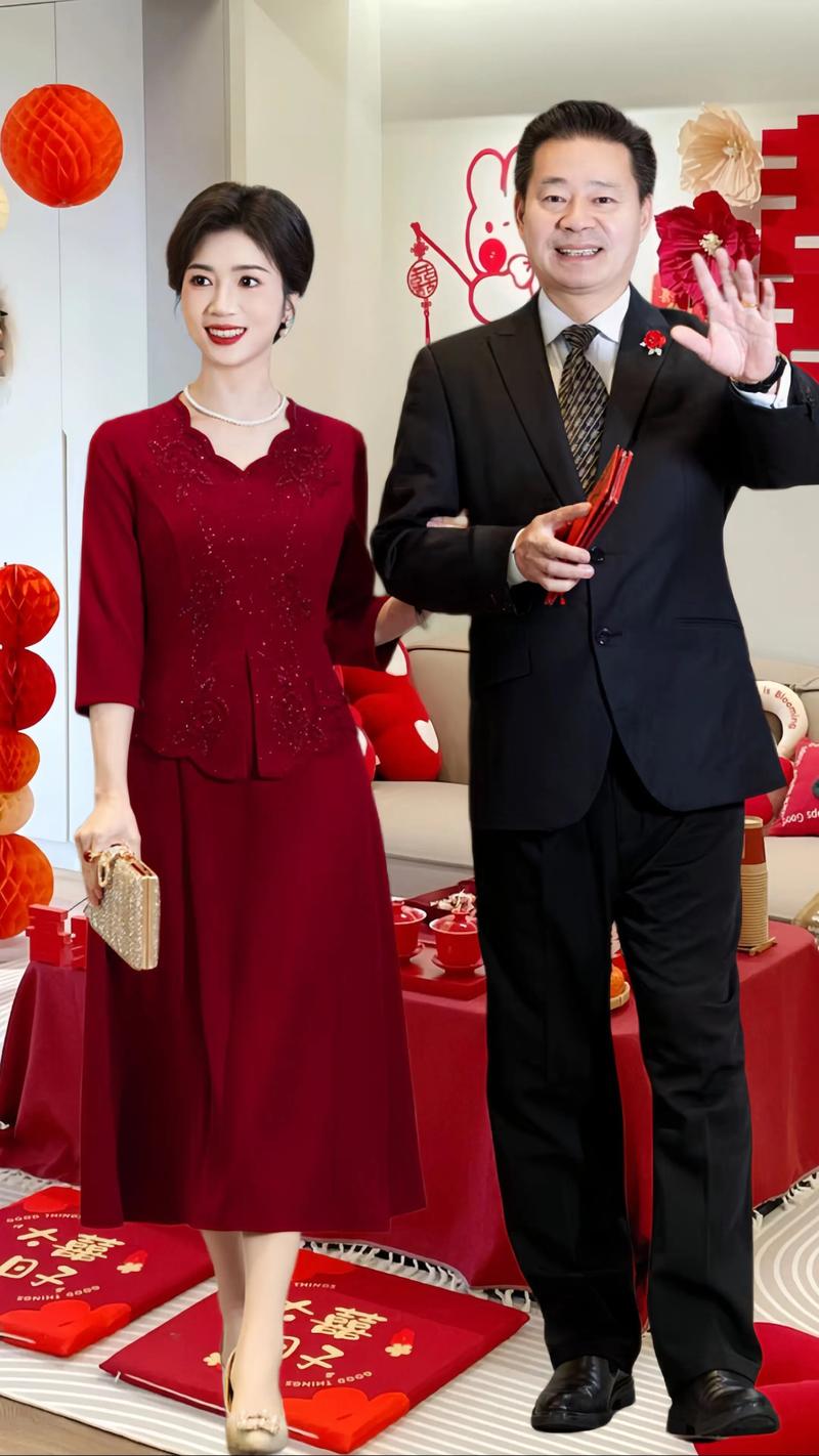 新中式婚礼公公浅色立领西装搭配儿媳秀禾服