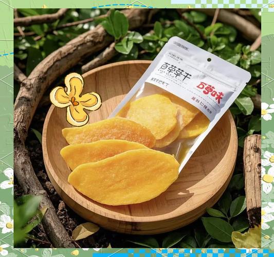 摆放在木盘里的芒果干薯片等加工零食