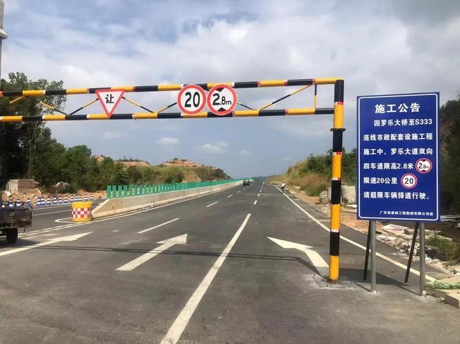 重型卡车通过限高杆的工业区道路