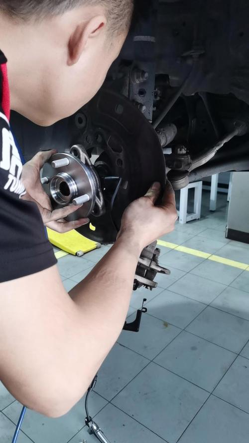 汽修师傅用长杆听诊器检测轮毂轴承异响