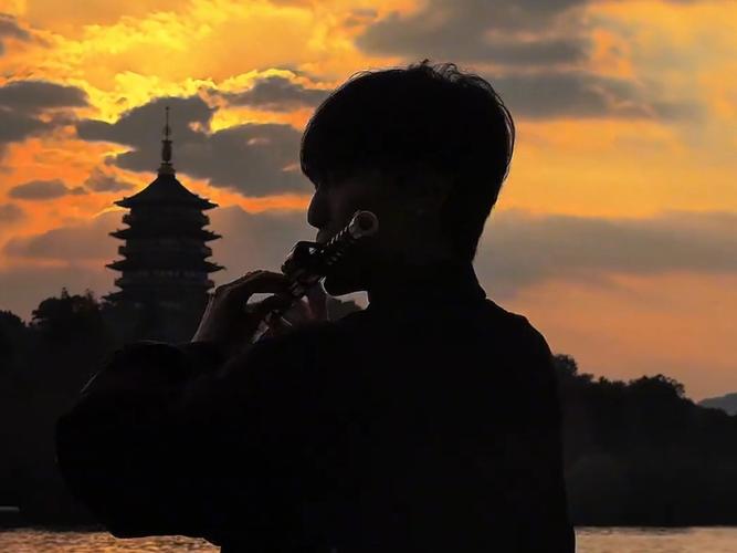 都市天桥下吹笛子的人背影