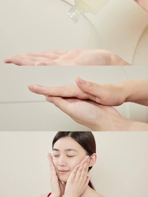 用指腹轻按脸颊涂护肤品的手部特写