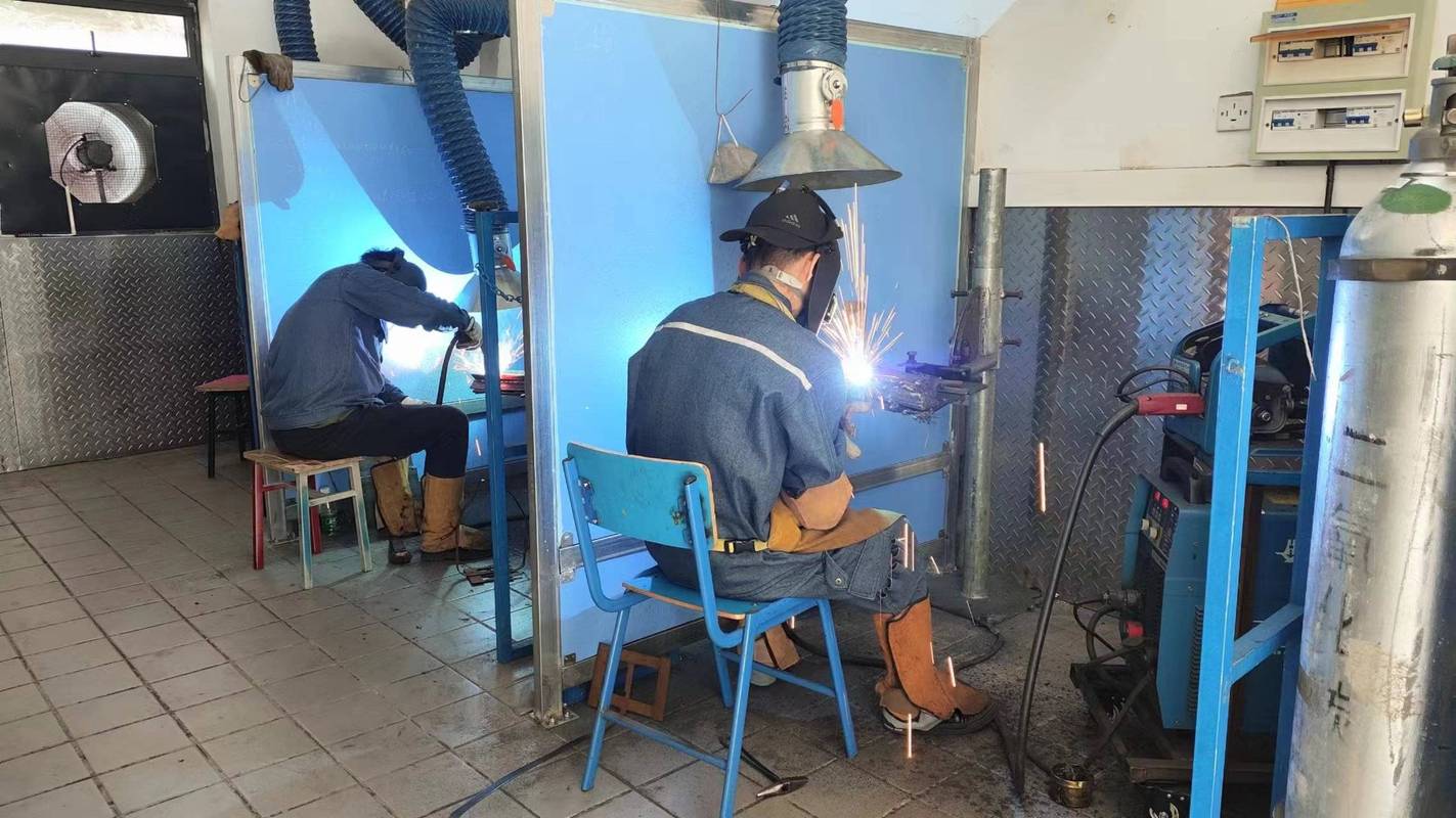 重型装备制造厂焊培中心年轻焊工操作台