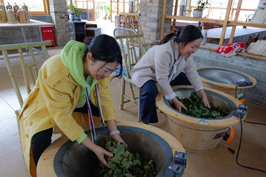 湖北南漳周湾村茶旅民宿手工炒茶体验