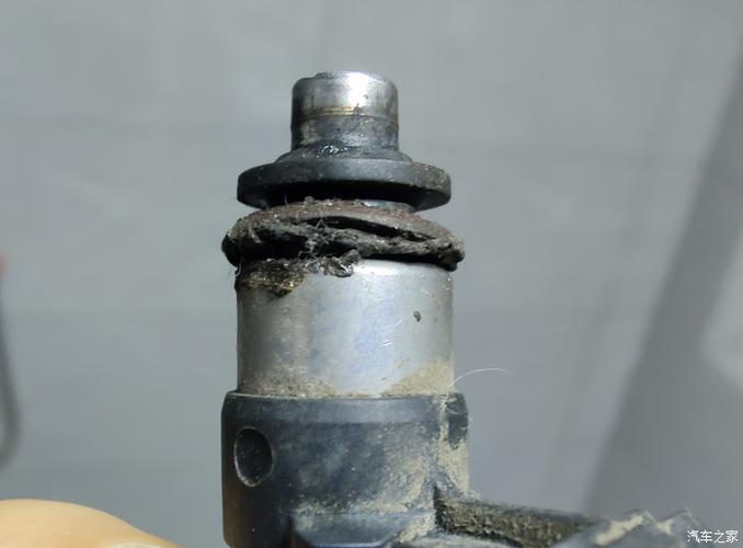 汽车喷油器老化开裂密封胶圈实拍
