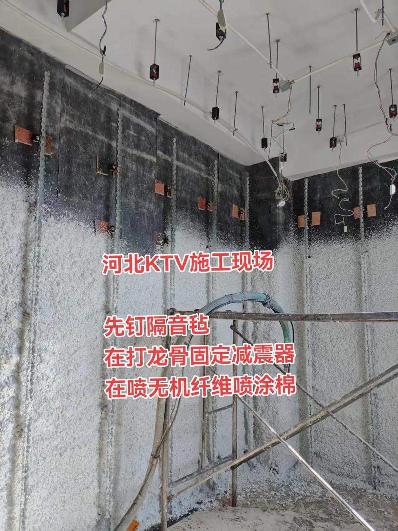 录音棚隔音工程现场,涂刷约束阻尼层