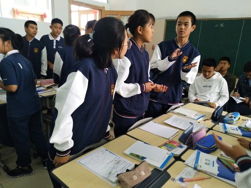 初中数学小组讨论时桌面摆放固定角色胸牌的实拍
