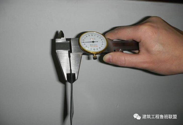 装修施工现场湿膜厚度梳规测量图