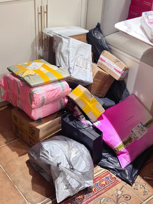 消费者拆快递时端详产品包装设计的日常居家场景
